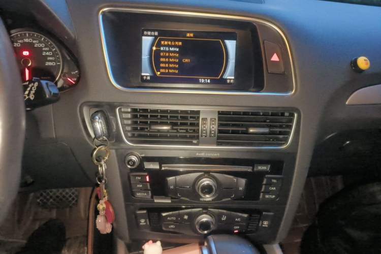 Used Audi Q5 2015 40 TFSI Trendy Edition Audio And AC Panel