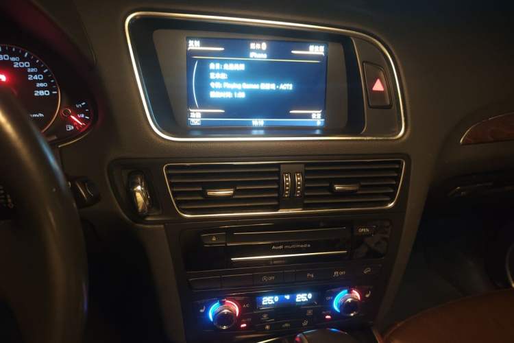 Used Audi Q5 2015 40 TFSI Comfort Model Audio And AC Panel