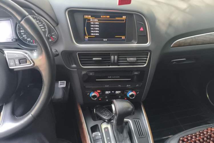 Used Audi Q5 2015 40 TFSI Comfort Model Audio And AC Panel