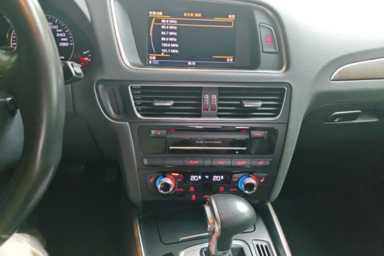 Used Audi Q5 2015 40 TFSI Dynamic Edition Audio And AC Panel