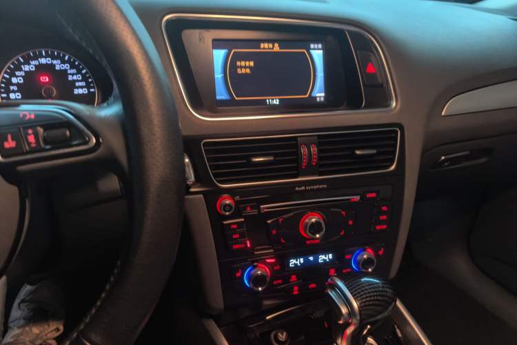 Used Audi Q5 2015 40 TFSI Technology Edition Audio And AC Panel