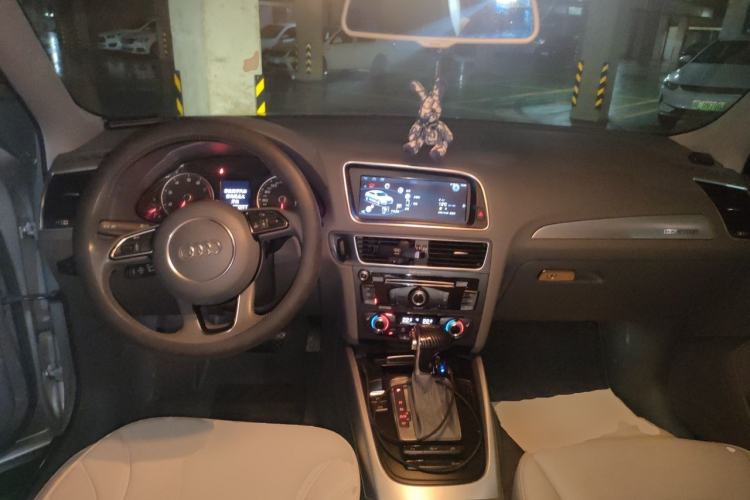 Used Audi Q5 2015 40 TFSI Technology Edition Center Console