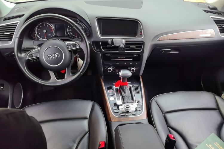 Used Audi Q5 2015 40 TFSI Comfort Model Center Console