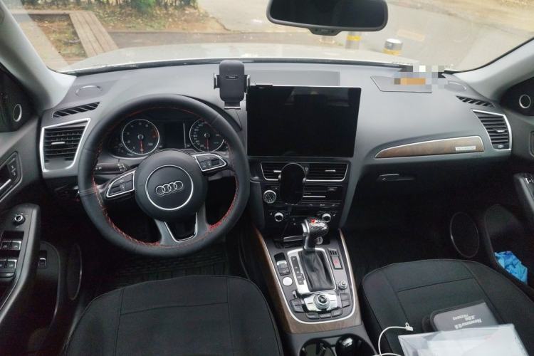 Used Audi Q5 2015 40 TFSI Comfort Model Center Console