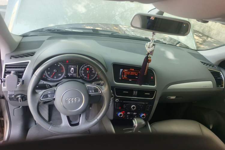 Used Audi Q5 2015 40 TFSI Technology Edition Center Console