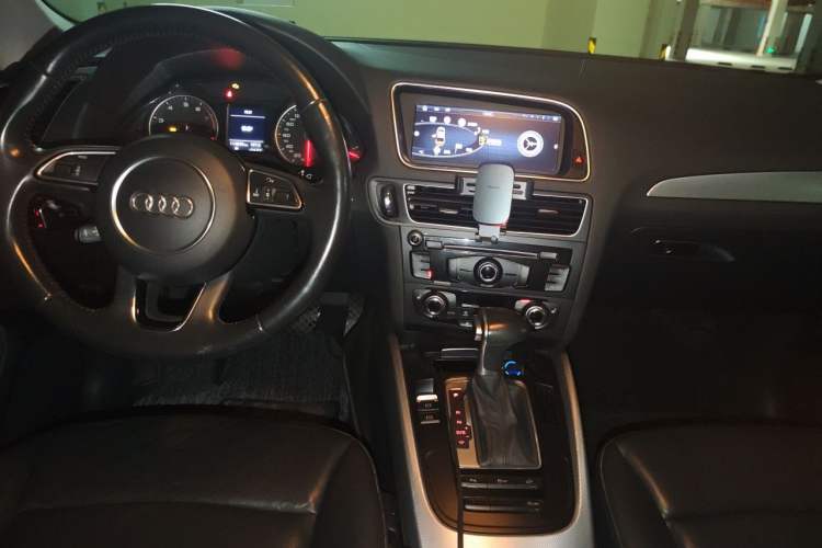 Used Audi Q5 2015 40 TFSI Technology Edition Center Console