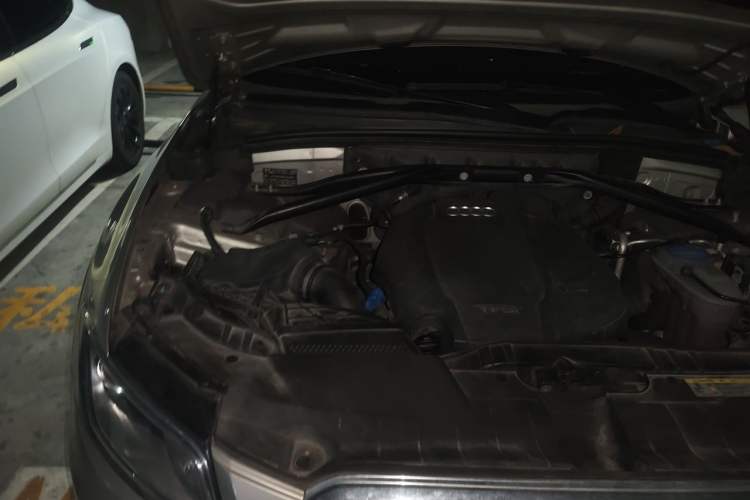 Used Audi Q5 2015 40 TFSI Comfort Model Engine Bay Right