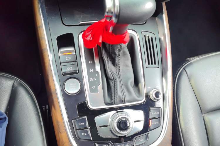 Used Audi Q5 2015 40 TFSI Comfort Model Gear Lever