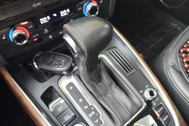 Used Audi Q5 2015 40 TFSI Comfort Model Gear Lever