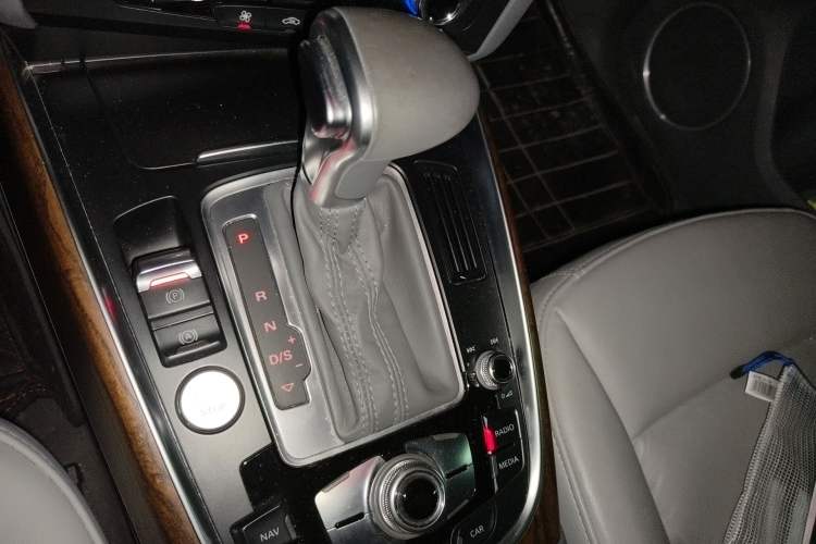 Used Audi Q5 2015 40 TFSI Comfort Model Gear Lever