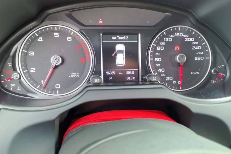 Used Audi Q5 2015 40 TFSI Comfort Model Odometer Close Up