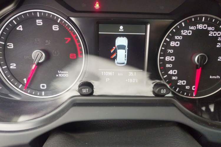 Used Audi Q5 2015 40 TFSI Comfort Model Odometer Close Up