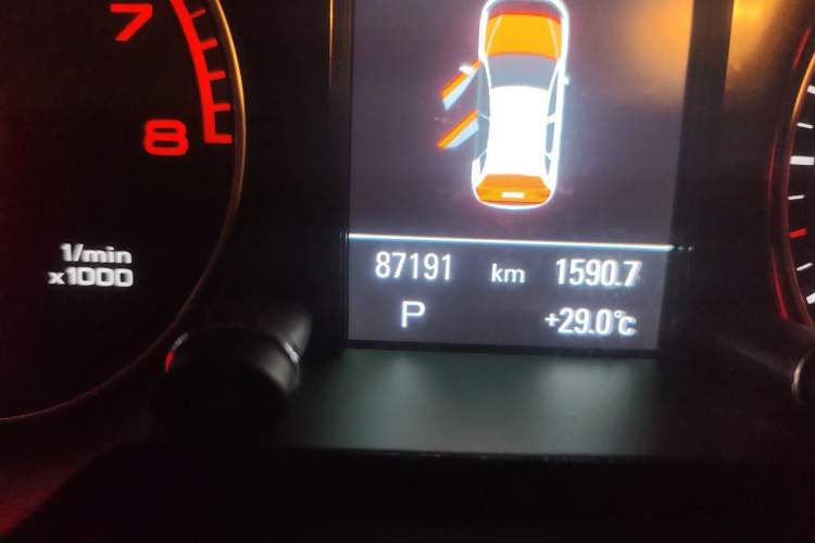 Used Audi Q5 2015 40 TFSI Comfort Model Odometer Close Up