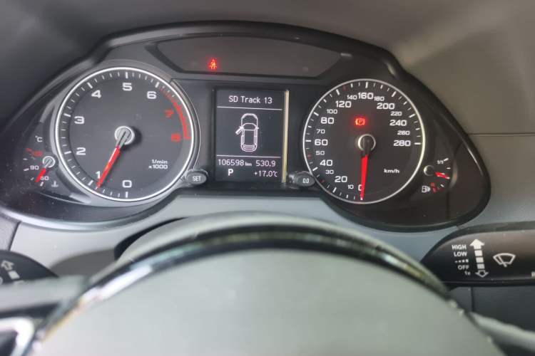 Used Audi Q5 2015 40 TFSI Technology Edition Odometer Close Up