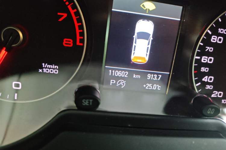 Used Audi Q5 2015 40 TFSI Dynamic Edition Odometer Close Up