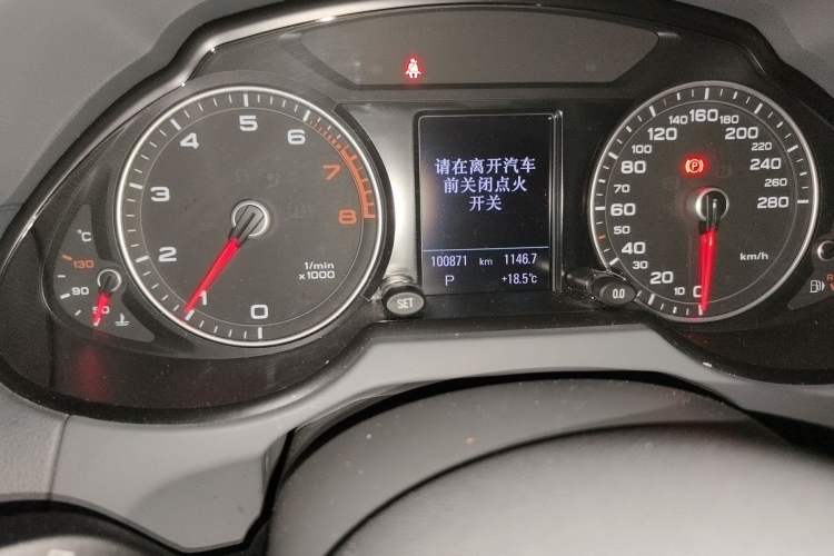 Used Audi Q5 2015 40 TFSI Comfort Model Odometer Close Up