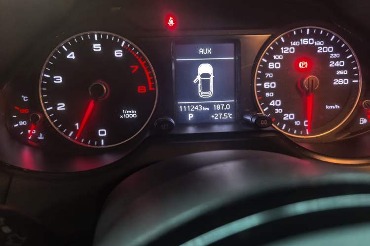 Used Audi Q5 2015 40 TFSI Technology Edition Odometer Close Up