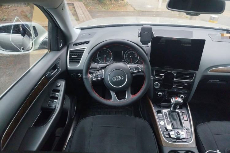 Used Audi Q5 2015 40 TFSI Comfort Model Steering Wheel