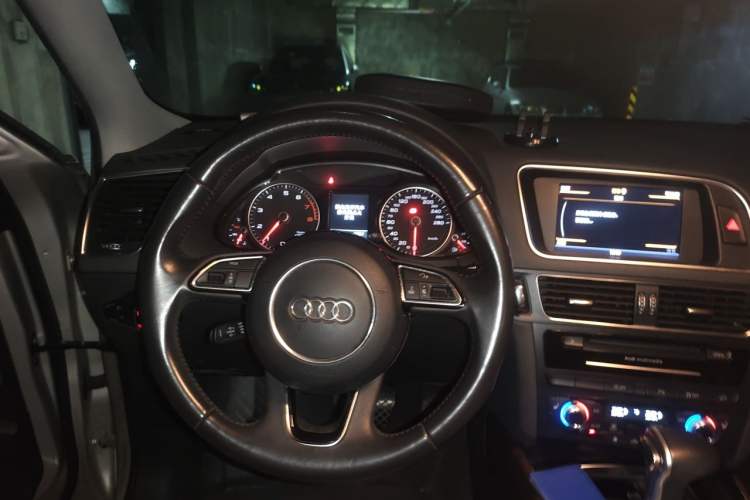 Used Audi Q5 2015 40 TFSI Comfort Model Steering Wheel