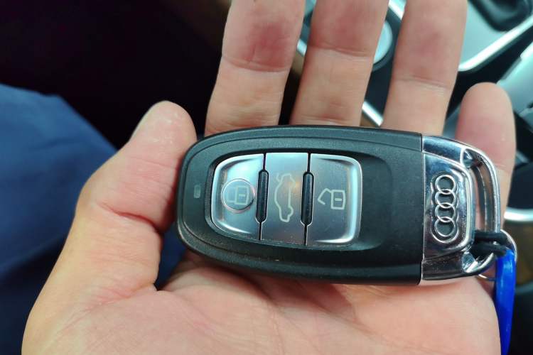 Used Audi Q5 2015 40 TFSI Comfort Model Vehicle Key