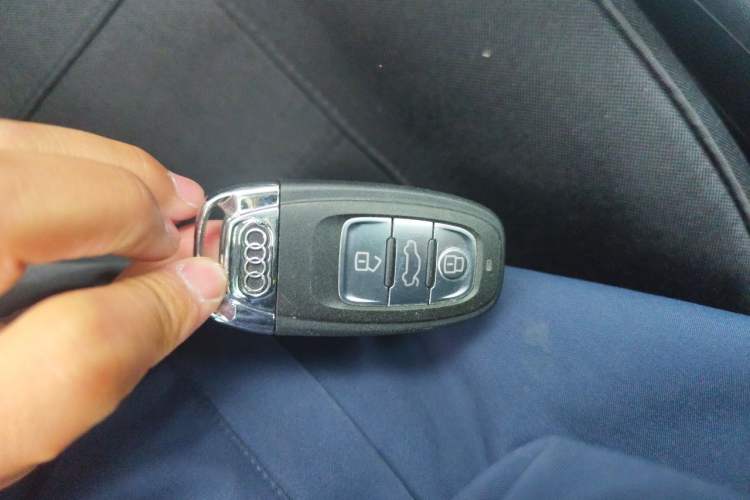 Used Audi Q5 2015 40 TFSI Comfort Model Vehicle Key