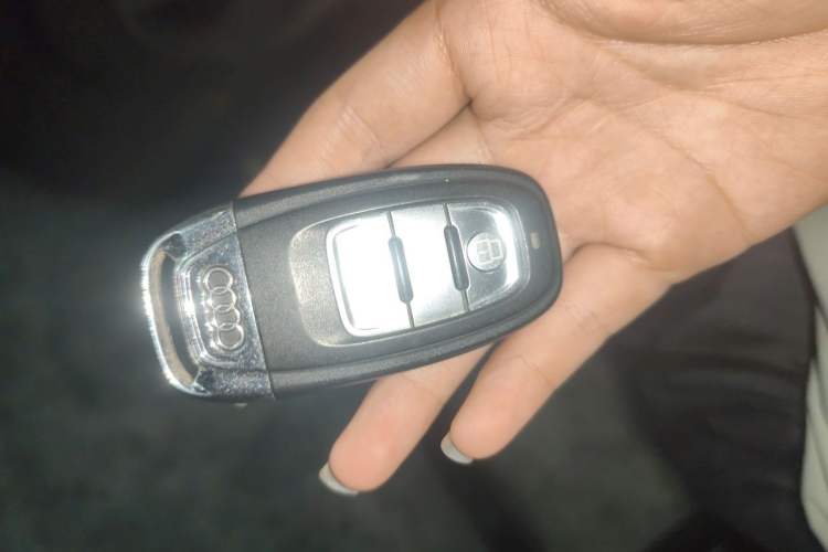 Used Audi Q5 2015 40 TFSI Comfort Model Vehicle Key