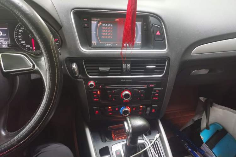 Used Audi Q5 2015 40 TFSI Trendy Edition Audio And AC Panel