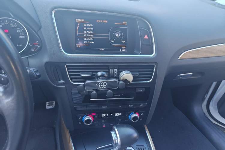 Used Audi Q5 2015 40 TFSI Luxury Model Audio And AC Panel
