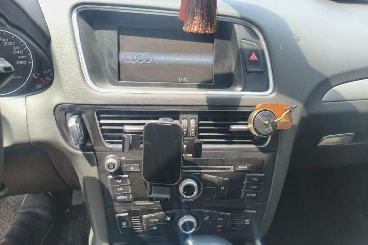 Used Audi Q5 2015 40 TFSI Trendy Edition Audio And AC Panel