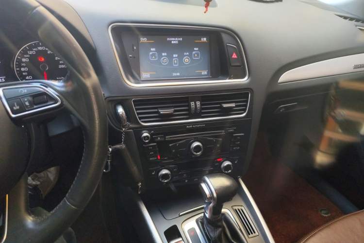 Used Audi Q5 2015 40 TFSI Technology Edition Audio And AC Panel