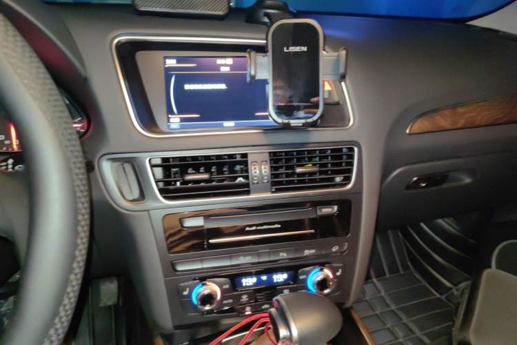 Used Audi Q5 2015 40 TFSI Comfort Model Audio And AC Panel