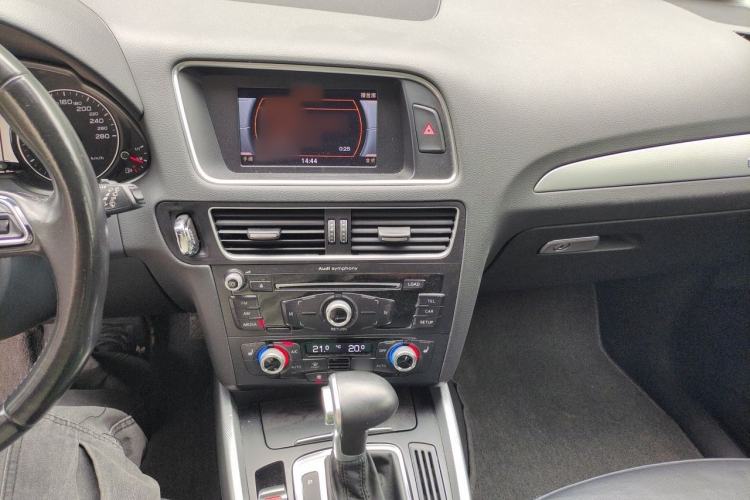 Used Audi Q5 2015 40 TFSI Technology Edition Audio And AC Panel
