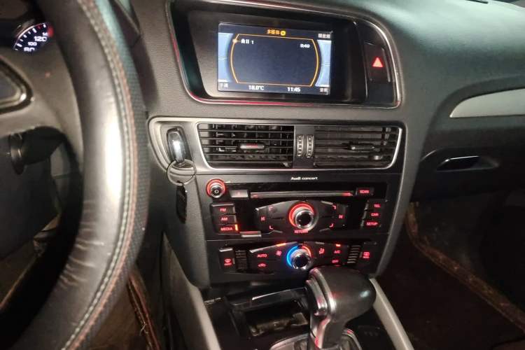 Used Audi Q5 2015 40 TFSI Trendy Edition Audio And AC Panel