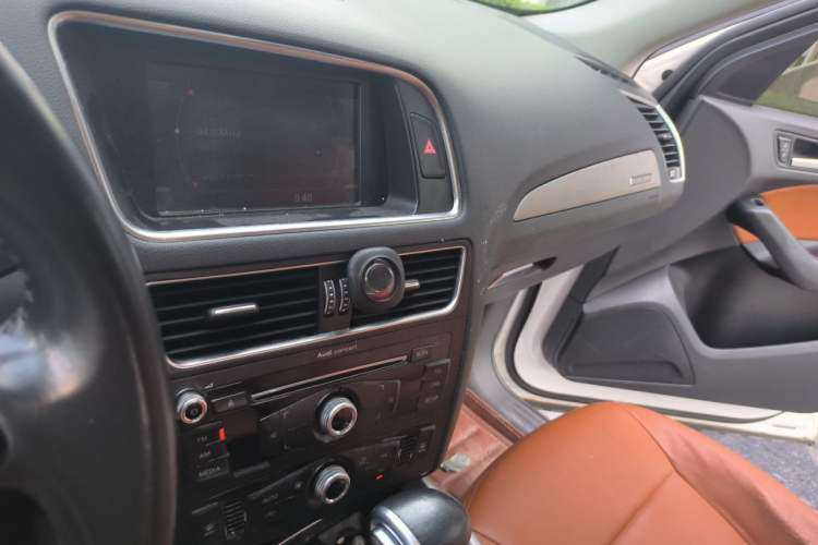 Used Audi Q5 2015 40 TFSI Trendy Edition Audio And AC Panel
