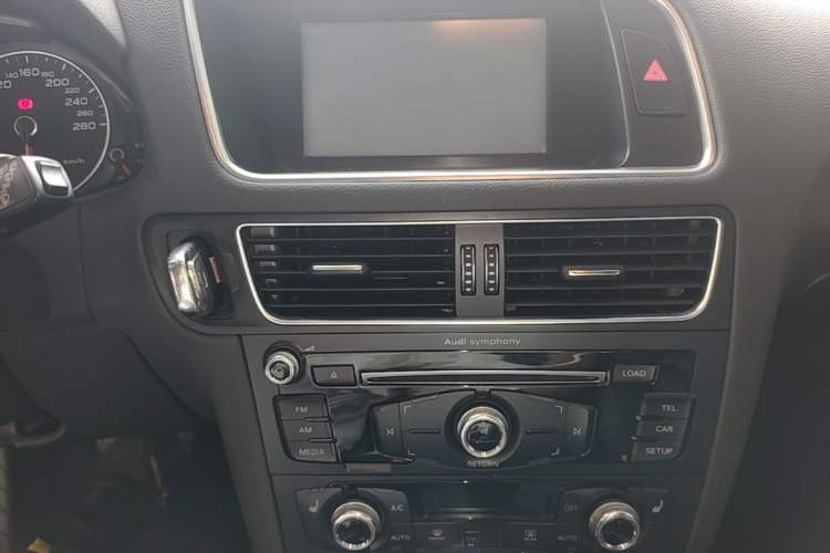 Used Audi Q5 2015 40 TFSI Technology Edition Audio And AC Panel