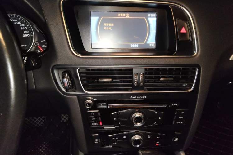 Used Audi Q5 2015 40 TFSI Technology Edition Audio And AC Panel