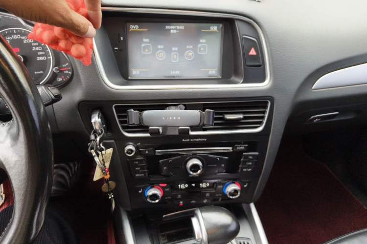 Used Audi Q5 2015 40 TFSI Technology Edition Audio And AC Panel