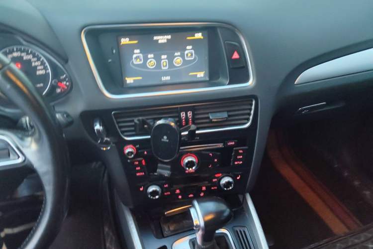 Used Audi Q5 2015 40 TFSI Technology Edition Audio And AC Panel