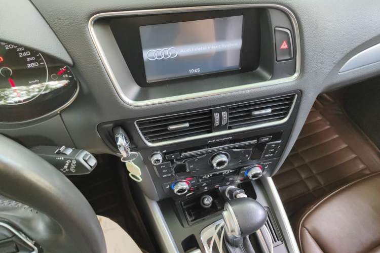 Used Audi Q5 2015 40 TFSI Technology Edition Audio And AC Panel
