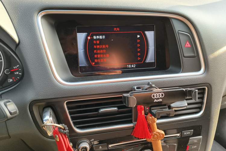 Used Audi Q5 2015 40 TFSI Technology Edition Audio And AC Panel