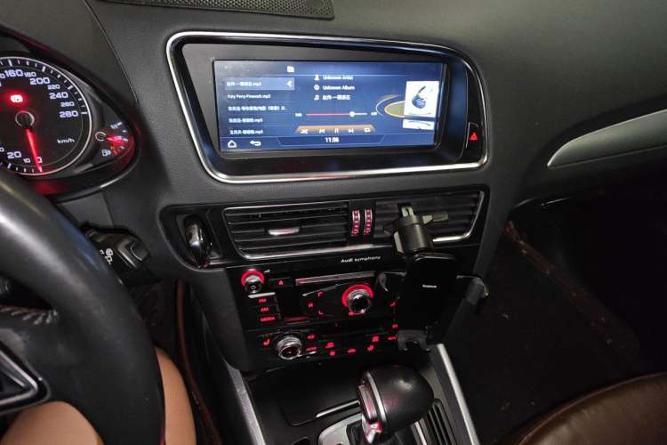 Used Audi Q5 2015 40 TFSI Technology Edition Audio And AC Panel