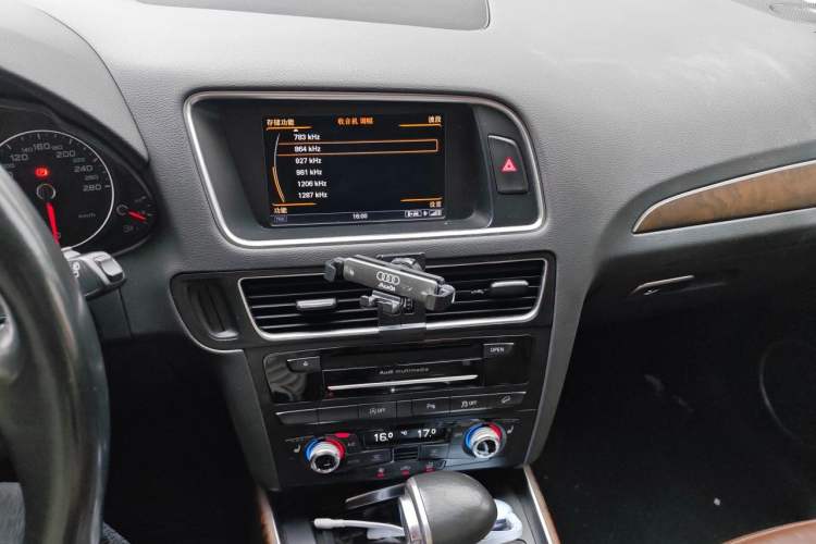 Used Audi Q5 2015 40 TFSI Comfort Model Audio And AC Panel