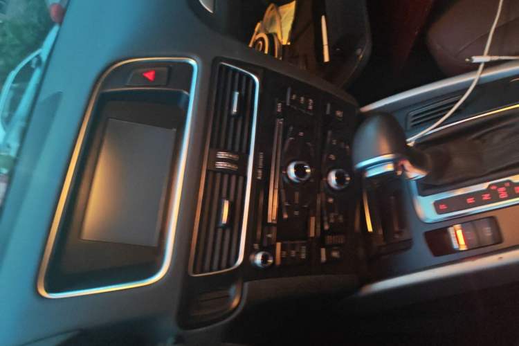 Used Audi Q5 2015 40 TFSI Trendy Edition Audio And AC Panel