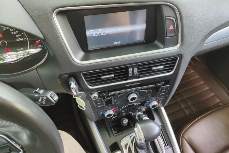 Used Audi Q5 2015 40 TFSI Technology Edition Audio And AC Panel