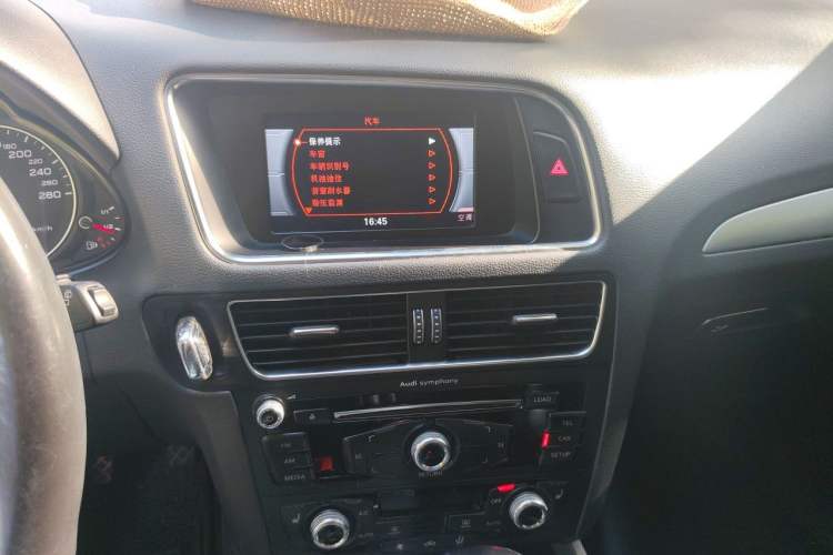Used Audi Q5 2015 40 TFSI Technology Edition Audio And AC Panel