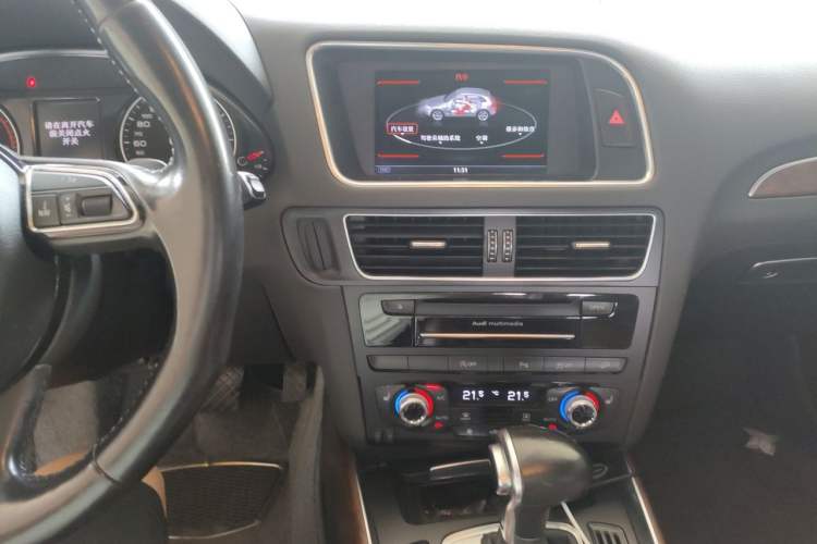 Used Audi Q5 2015 40 TFSI Comfort Model Audio And AC Panel