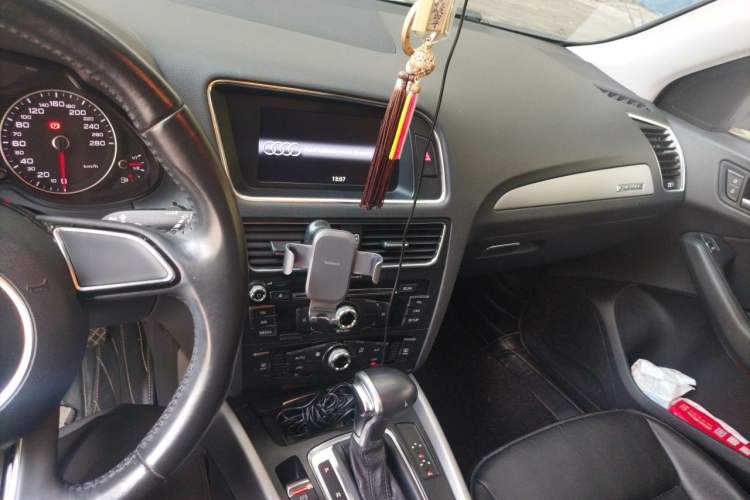 Used Audi Q5 2015 40 TFSI Trendy Edition Audio And AC Panel