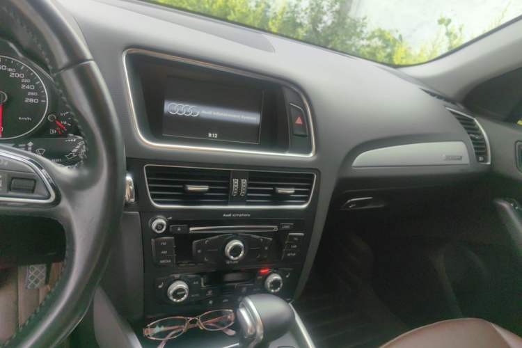 Used Audi Q5 2015 40 TFSI Technology Edition Audio And AC Panel