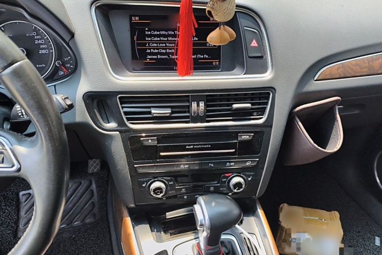 Used Audi Q5 2015 40 TFSI Comfort Model Audio And AC Panel