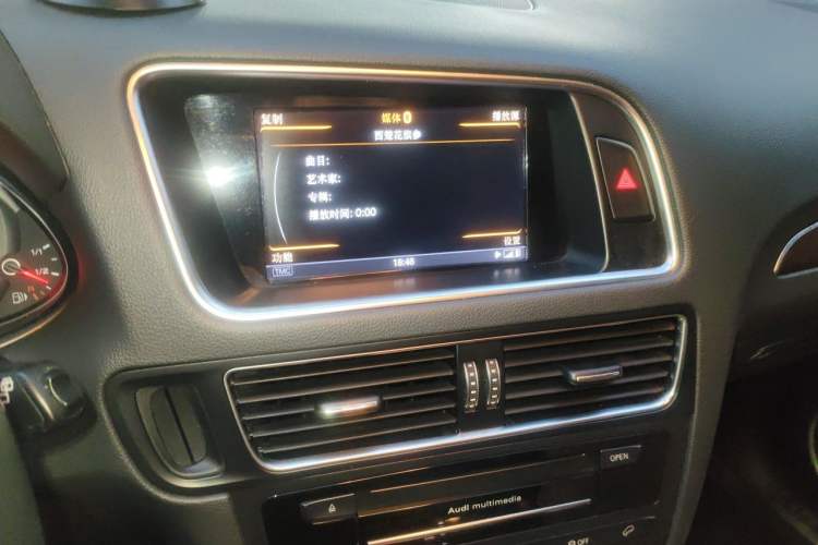 Used Audi Q5 2015 40 TFSI Comfort Model Audio And AC Panel
